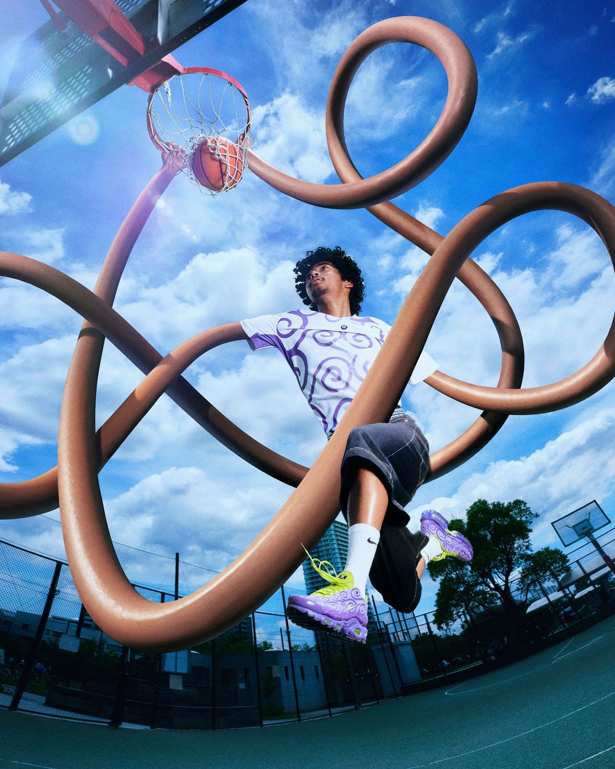 Campagne Nike x One Piece : Air Max Plus Gomu Gomu no Mi violette portée sur un terrain de basket aux bras élastiques de Luffy